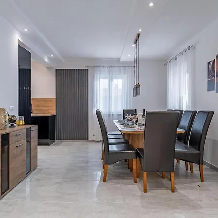 5 Bedroom In *