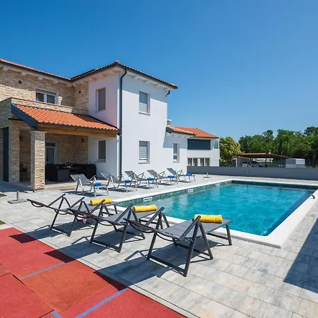 Σπίτι διακοπών 5 Bedroom In *