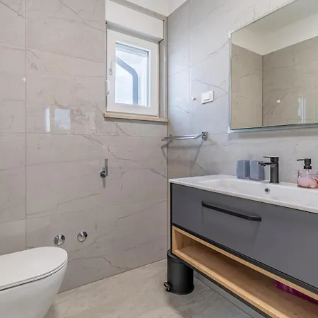 Σπίτι διακοπών 5 Bedroom In *