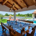 Stunning In Vidulini