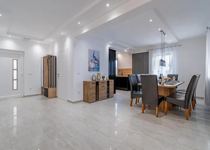 5 Bedroom In